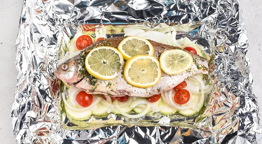 Лещ, запеченный целиком в фольге в духовке: шаг 7