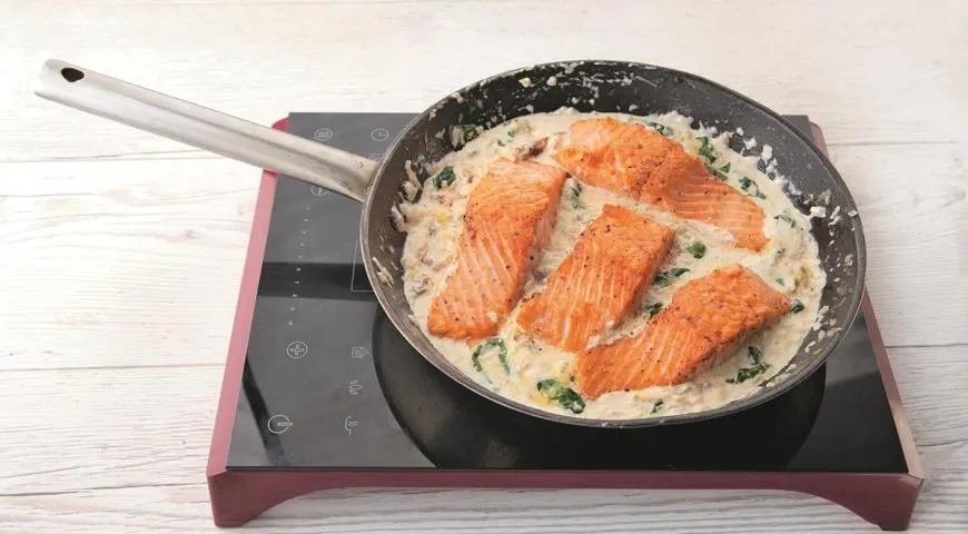 Лосось в сливочном соусе со шпинатом на сковороде: шаг 7