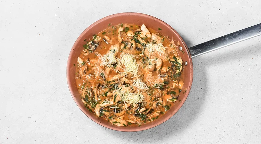 Макароны с курицей и грибами на сковороде: шаг 7