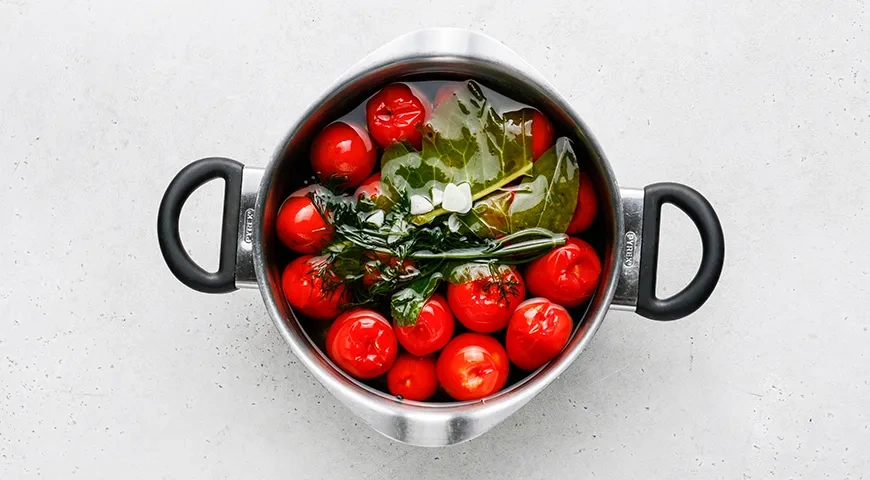 Малосольные помидоры быстрого приготовления в кастрюле: шаг 7