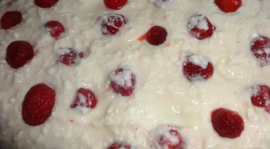 Манник с творогом и клубникой: шаг 7