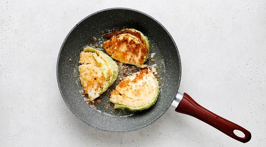 Молодая капуста, обжаренная в яйце: шаг 7