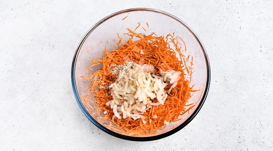 Морковь по-корейски с соевым соусом и кунжутом: шаг 7