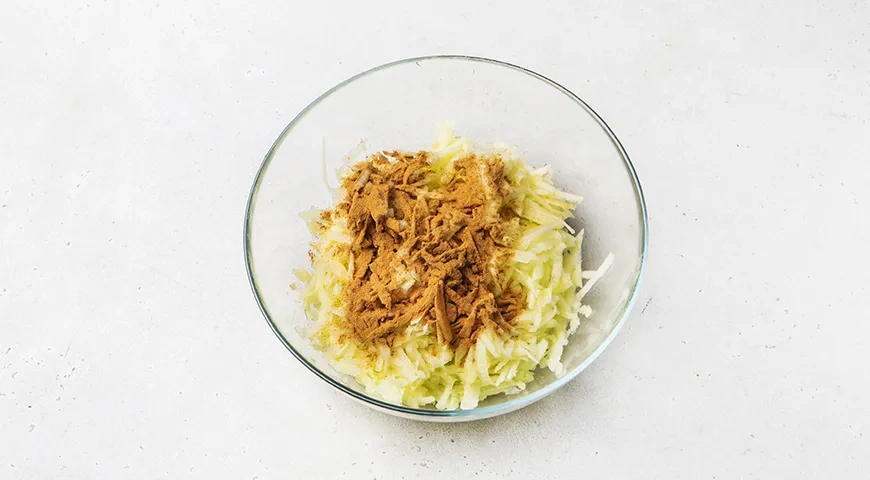 Насыпной пирог с яблоками и творожной начинкой: шаг 7