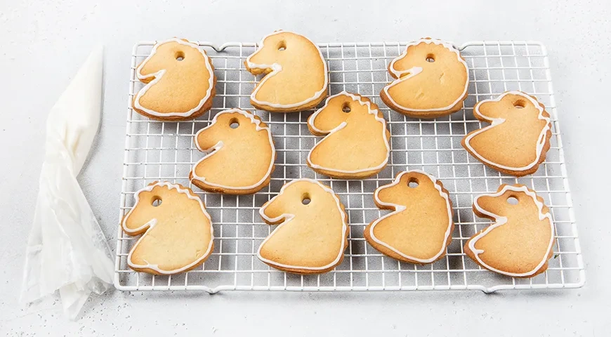 Новогоднее печенье «Лошадки» на елку: шаг 7