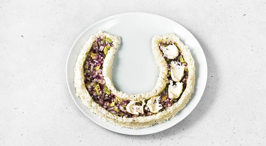 Новогодний салат «Подкова на счастье»: шаг 7