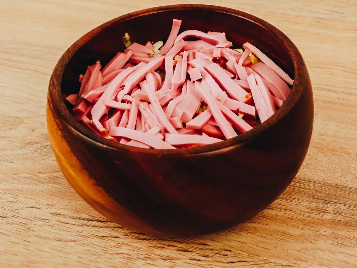 Шаг 7: Окрошка с колбасой и редисом