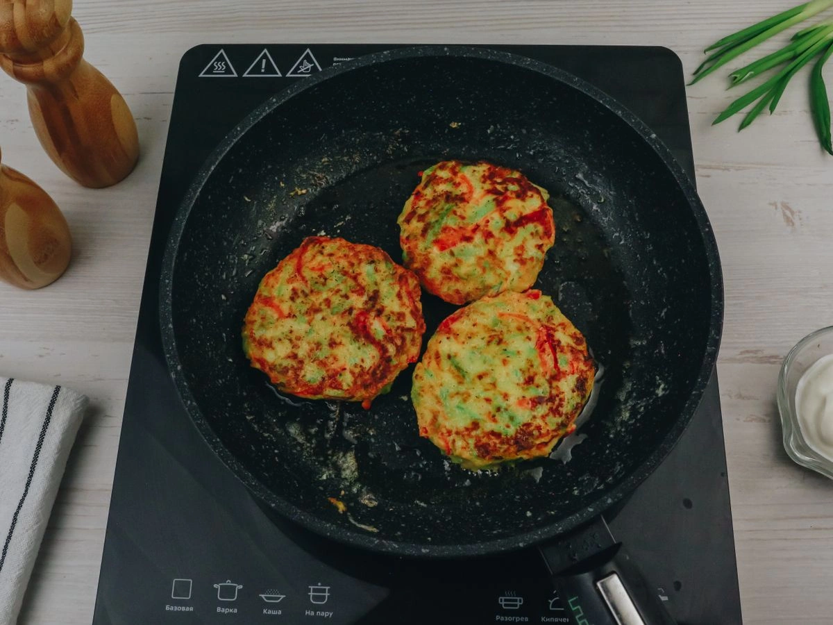Шаг 7: Оладьи из кабачков и болгарского перца