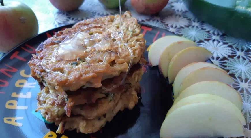 Оладьи из кабачков и яблок: шаг 7