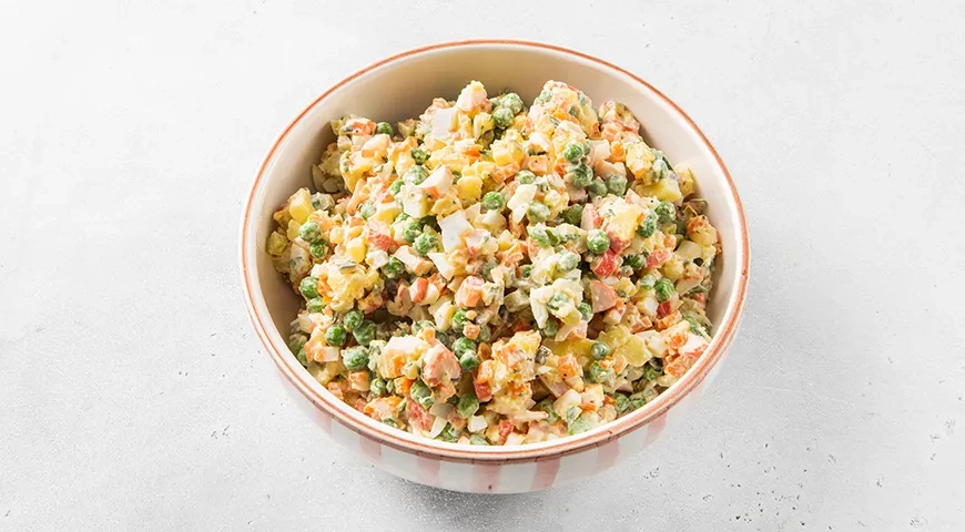 Оливье с крабовыми палочками: шаг 7