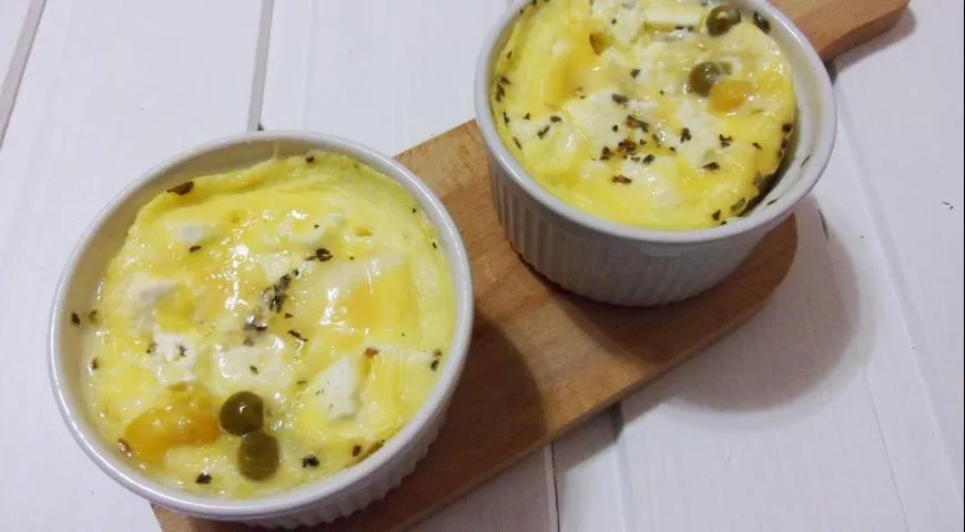 Омлет с брынзой, кукурузой и горошком: шаг 7