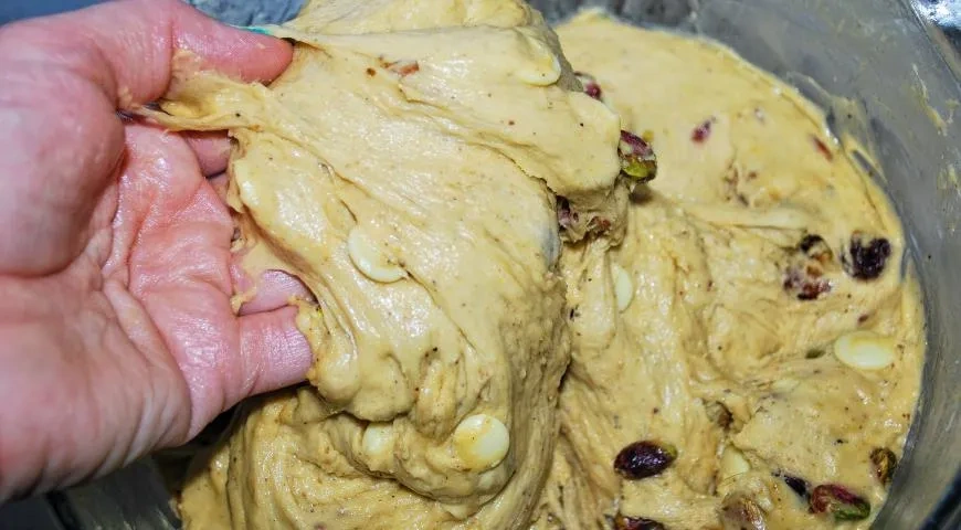 Пасхальная выпечка с вяленой вишней, шоколадом и фисташками: шаг 7