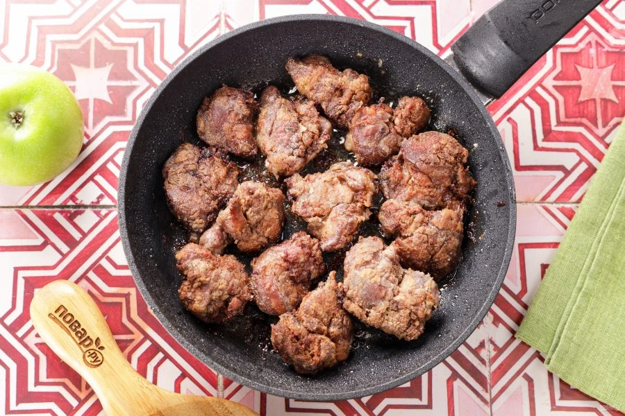 Шаг 7: Печень с луком и яблоками