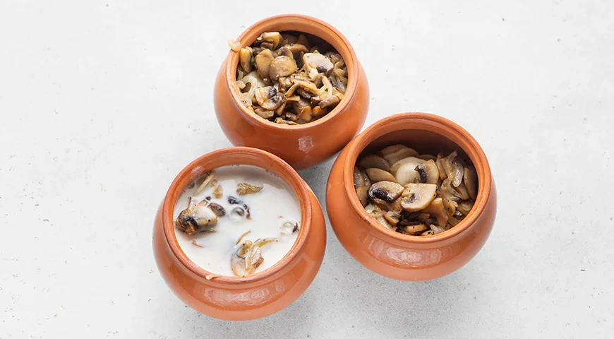 Пельмени со сметаной в горшочке: шаг 7