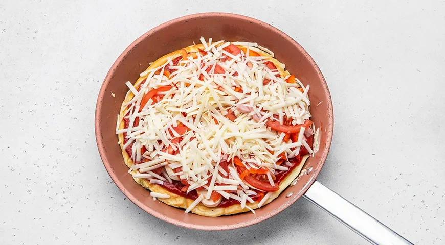 Пицца на сметане на сковороде: шаг 7