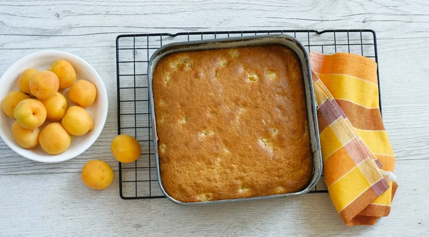 Пирог с абрикосами на кефире: шаг 7