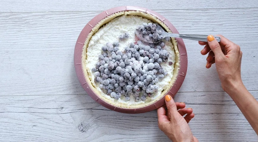 Пирог с творогом и смородиной: шаг 7