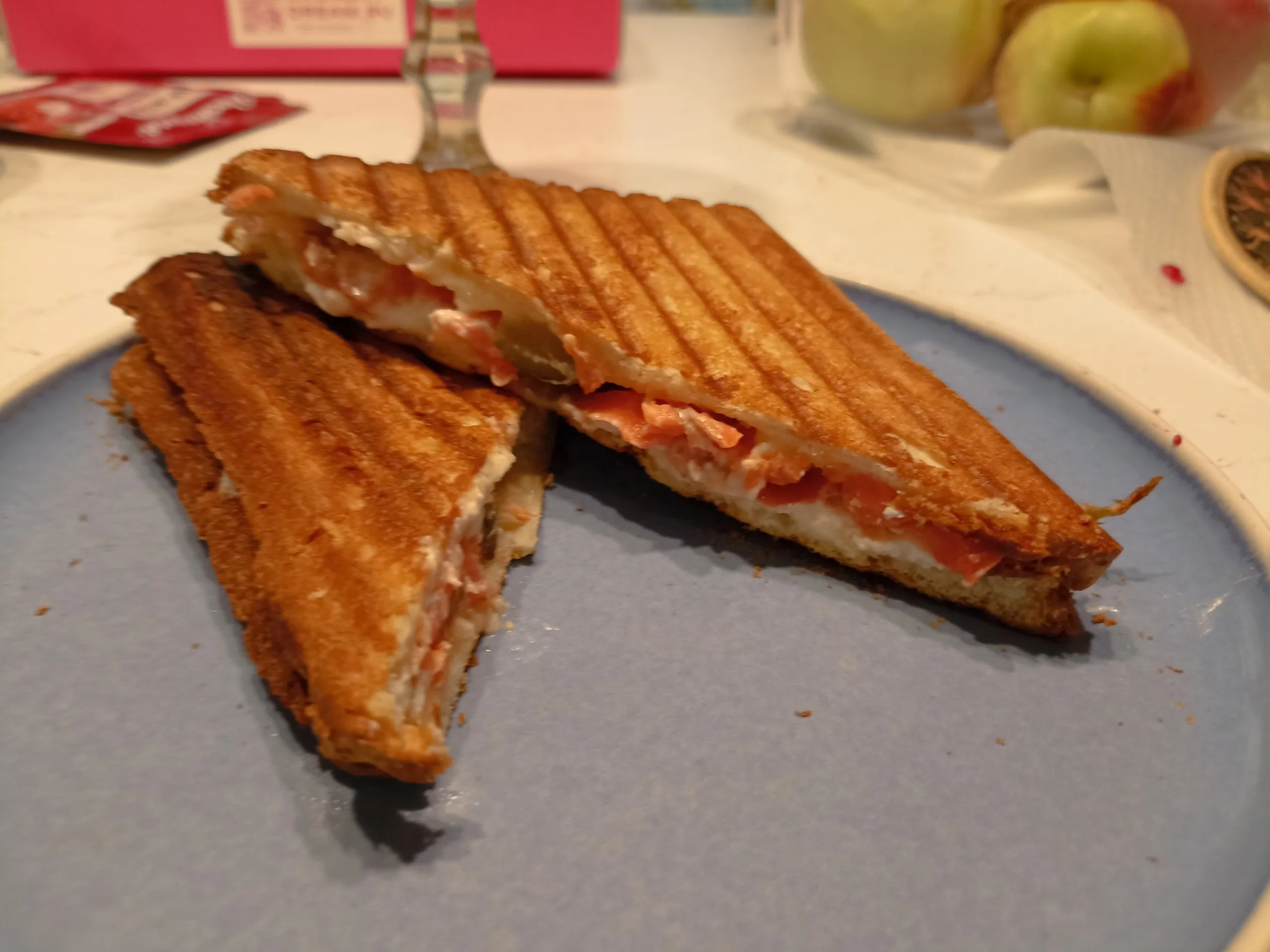 Шаг 7: Простой горячий сэндвич с красной рыбой и рикоттой