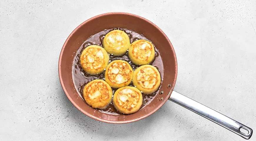 Пышные сырники на сковороде: шаг 7