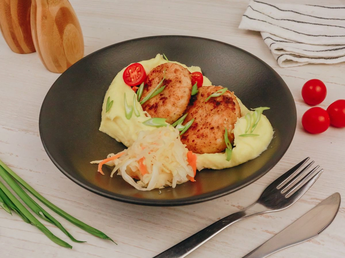 Шаг 7: Пюре с куриными котлетами и квашенной капустой