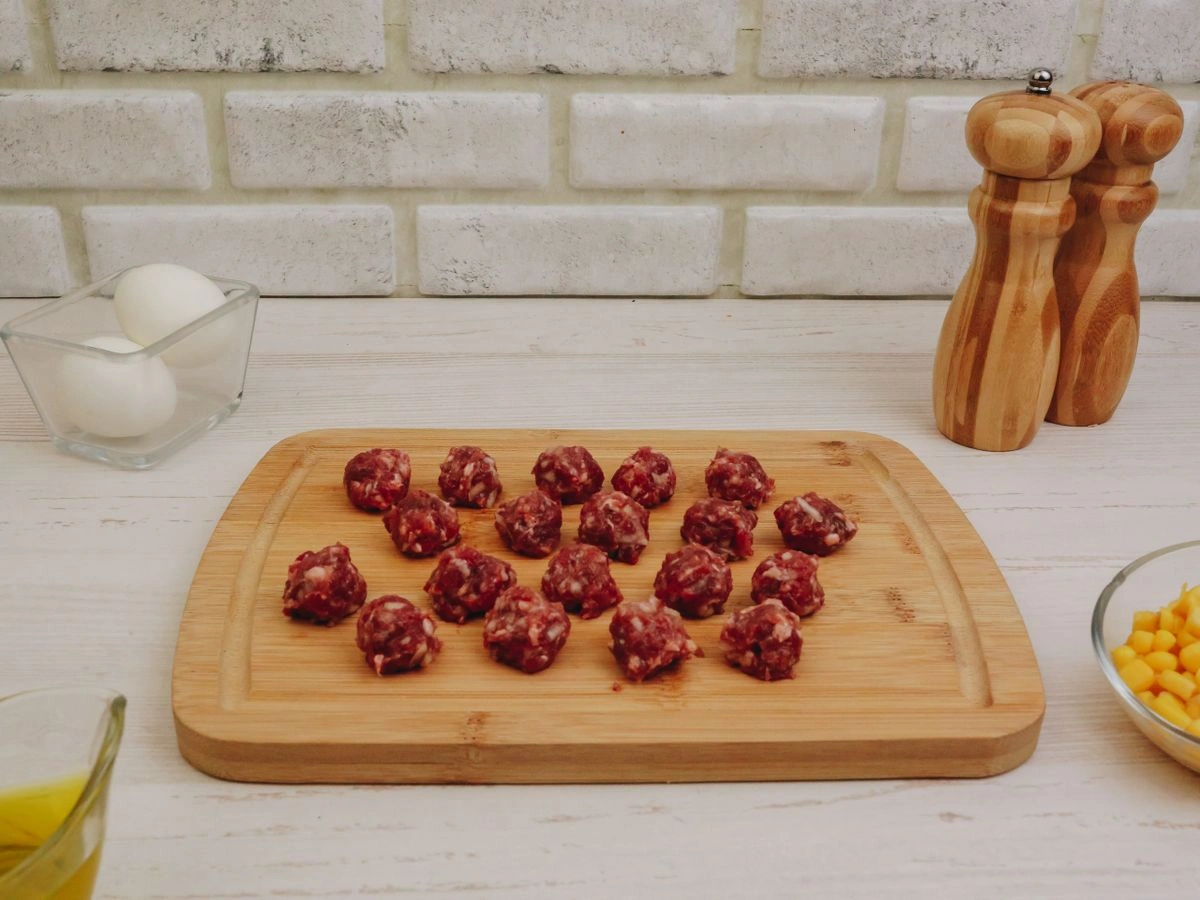 Шаг 7: Рис с фрикадельками и кукурузой