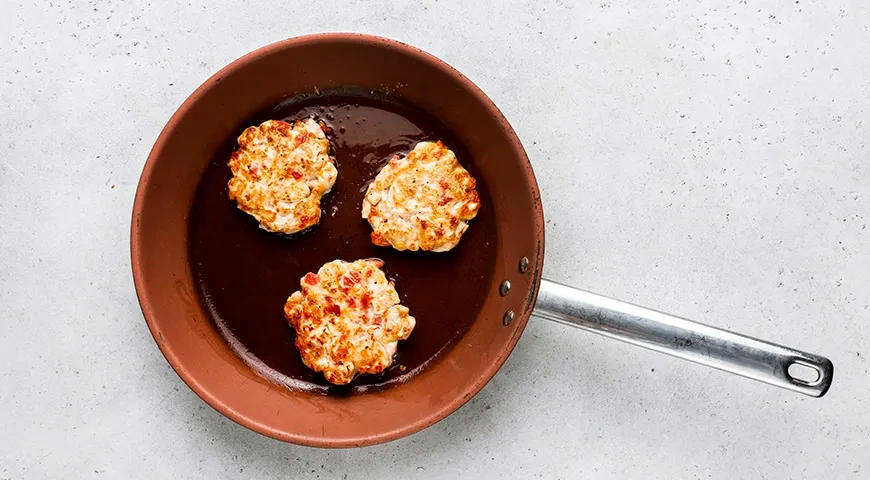 Рубленные куриные котлеты с помидорами: шаг 7