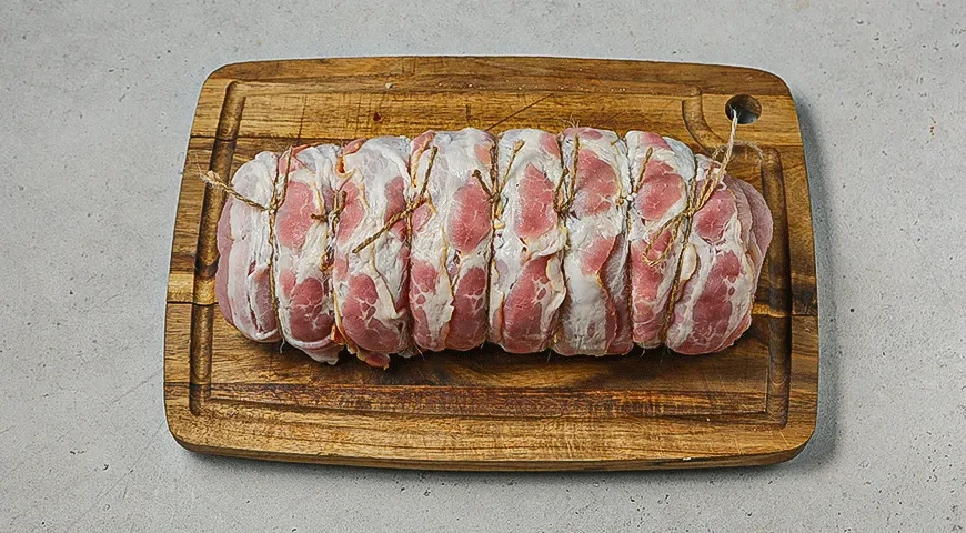 Рулет из индейки с колбасками: шаг 7