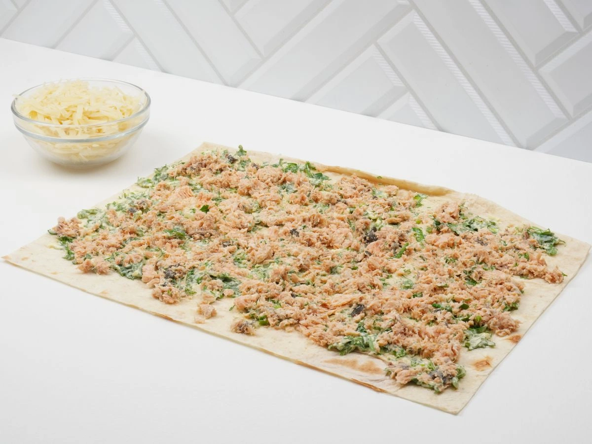 Шаг 7: Рулет с консервированной сайрой