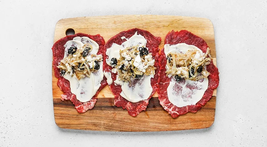 Рулетики из говядины с черносливом и грецкими орехами: шаг 7