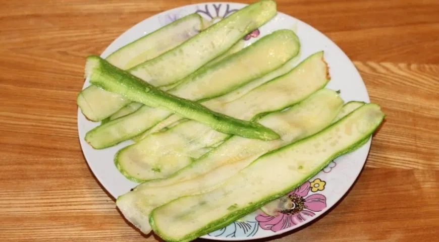 Рулетики из кабачков с курицей: шаг 7