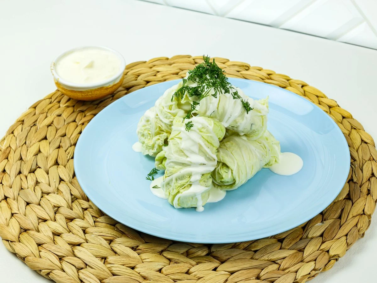 Шаг 7: Рулетики с творогом в пекинской капусте