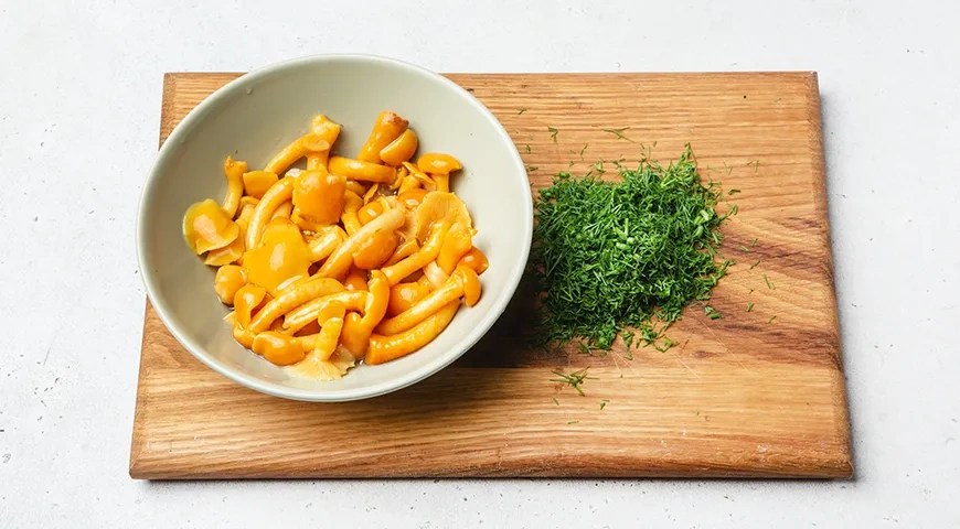 Салат «Грибное лукошко» с опятами: шаг 7