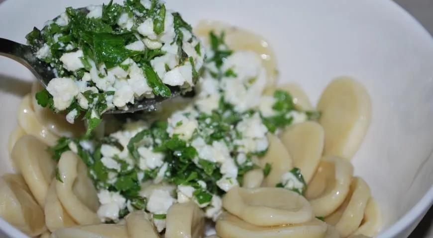 Салат из орекьетте с зеленью и яйцом: шаг 7