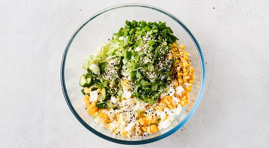 Салат из пекинской капусты с кукурузой, яйцом и огурцом: шаг 7