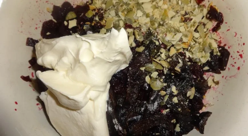 Салат из свёклы с черносливом, тыквенными семечками и виноградом: шаг 7