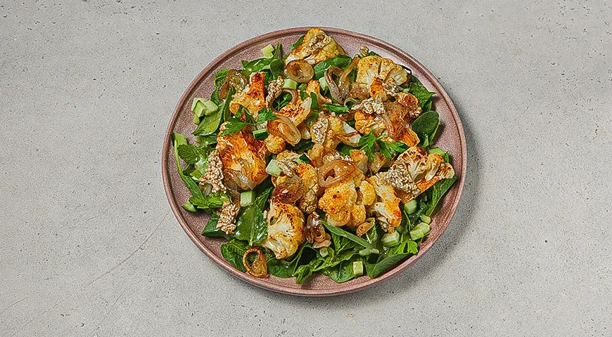 Салат из запеченной цветной капусты и огурцов: шаг 7