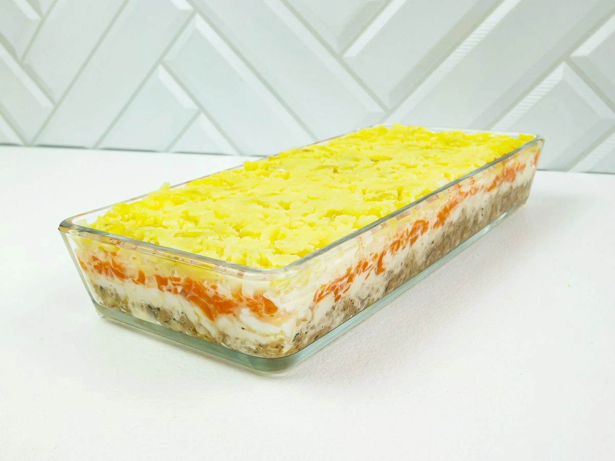 Шаг 7: Салат «Мимоза» с сайрой