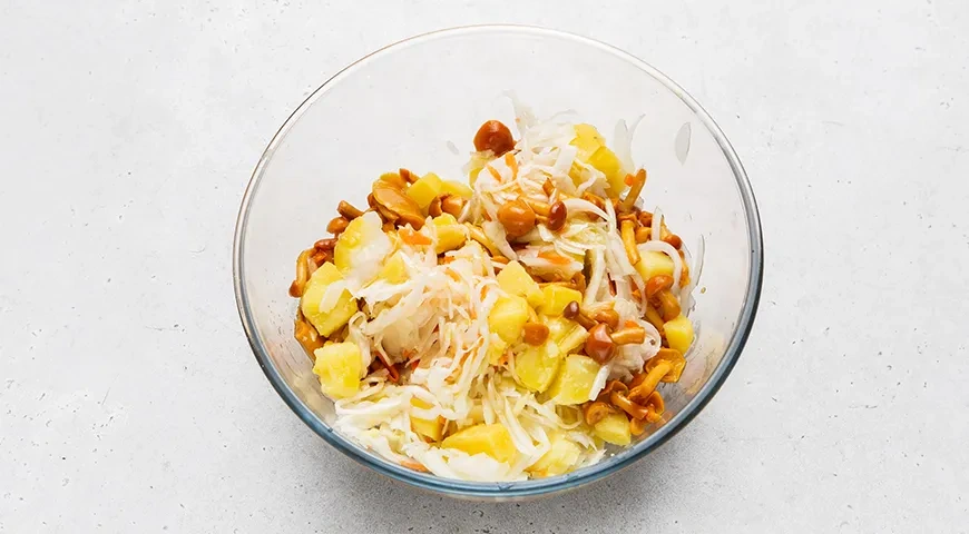 Салат Минский с грибами, квашеной капустой и картофелем: шаг 7