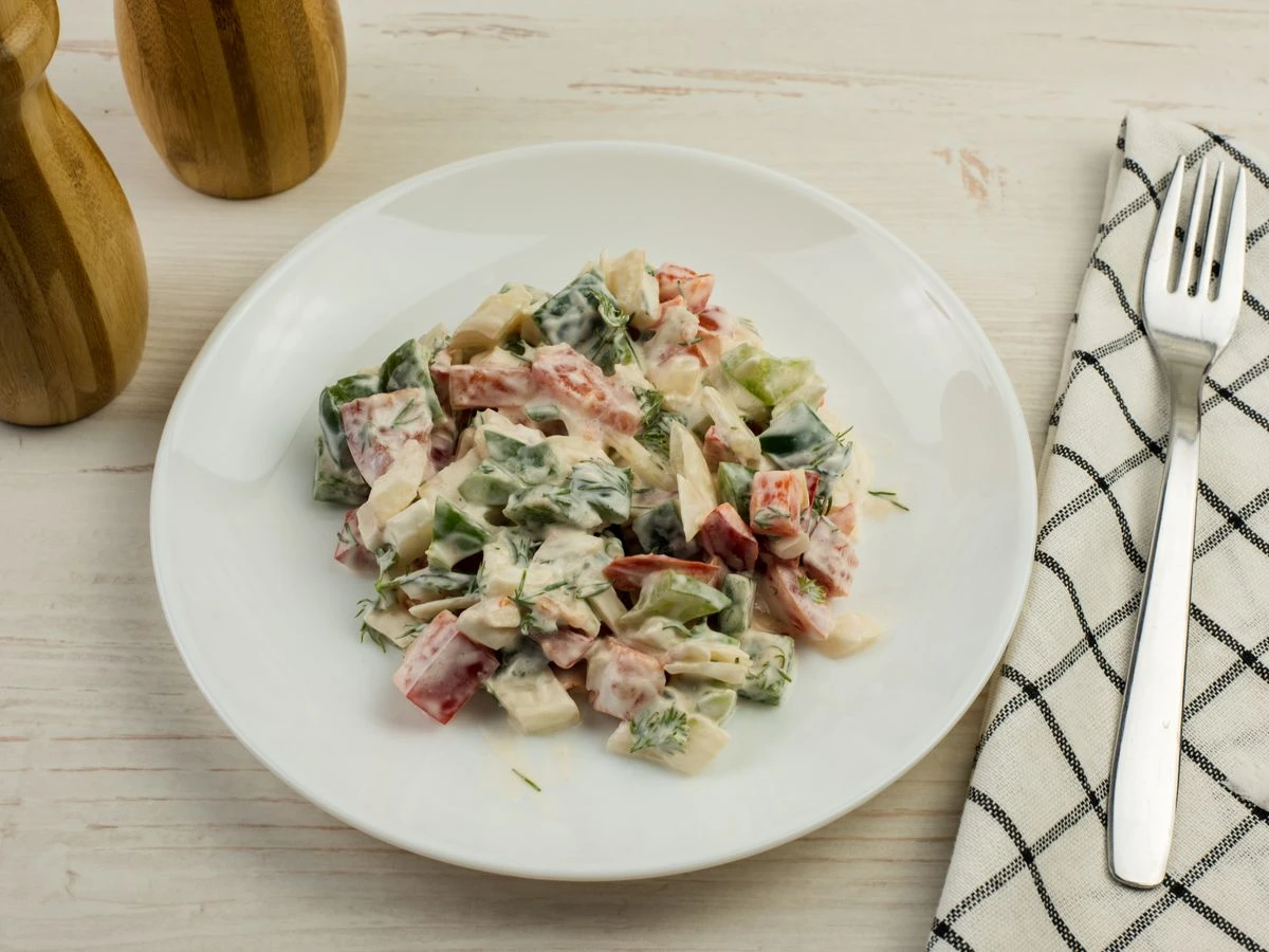 Шаг 7: Салат с болгарским перцем, помидорами и луком