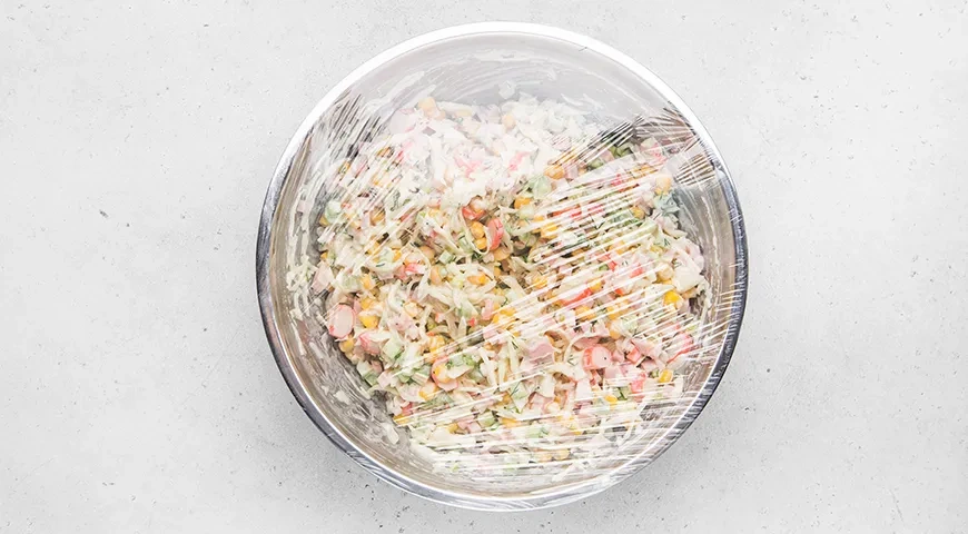 Салат с капустой, крабовыми палочками и колбасой: шаг 7