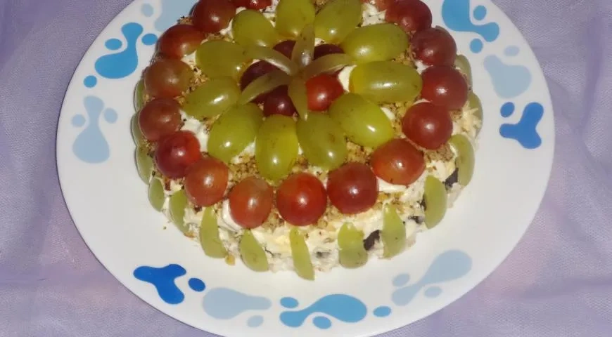 Салат с курицей, черносливом и виноградом: шаг 7