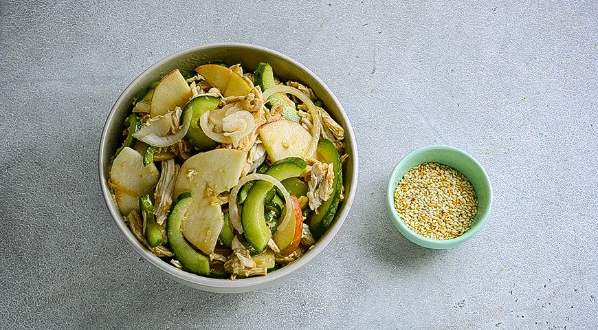 Салат с курицей, яблоком и огурцом: шаг 7