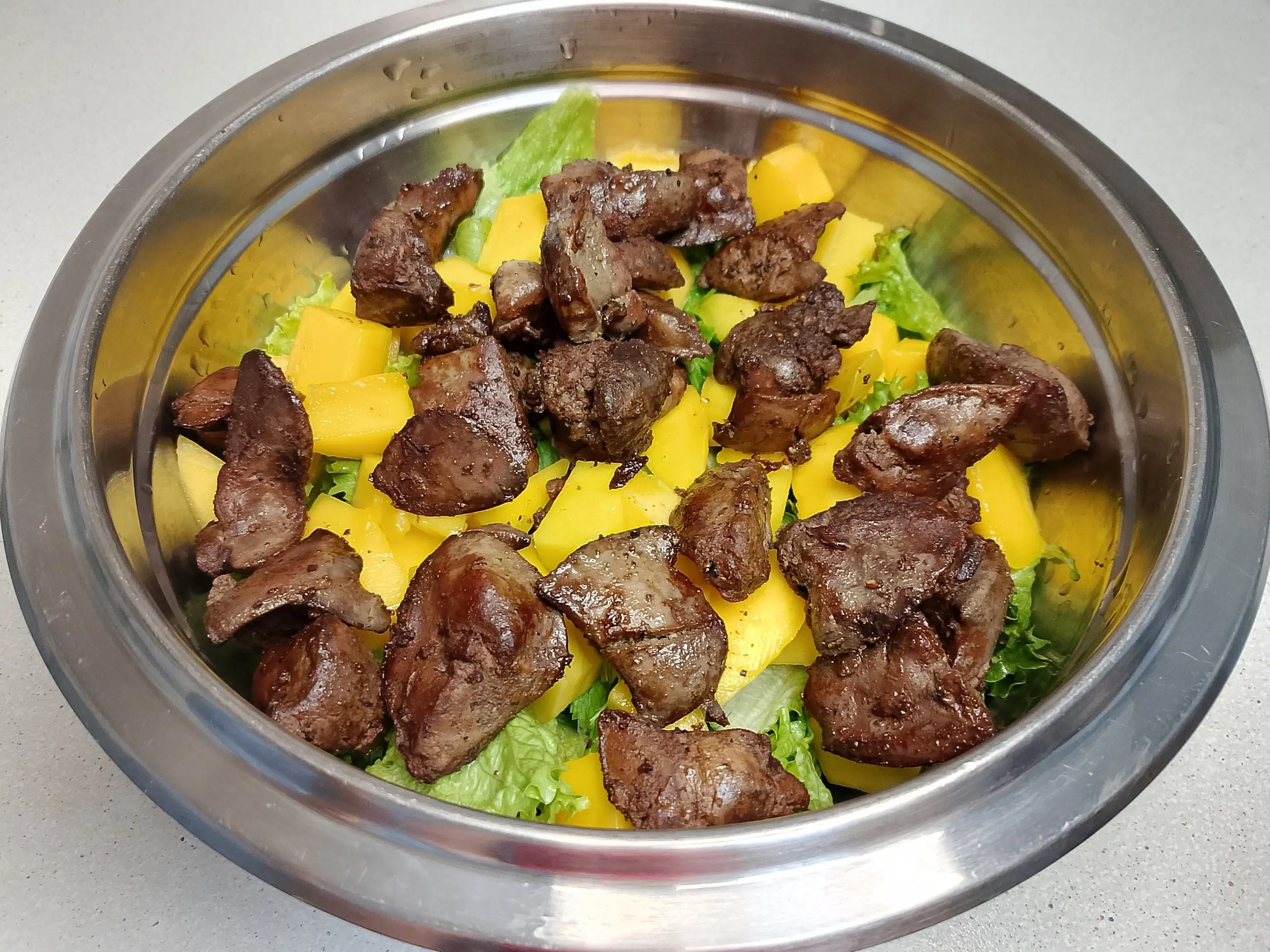 Шаг 7: Салат с куриной печенью и манго