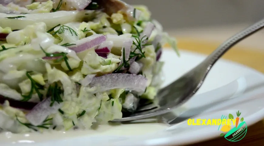 Салат с сельдью, пекинской капустой и огурцами: шаг 7