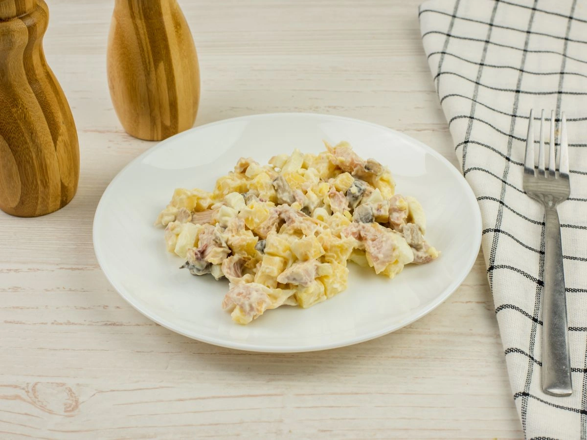 Шаг 7: Салат с шампиньонами и копчёной курицей