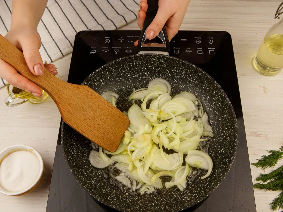 Шаг 7: Салат с шампиньонами и крабовыми палочками