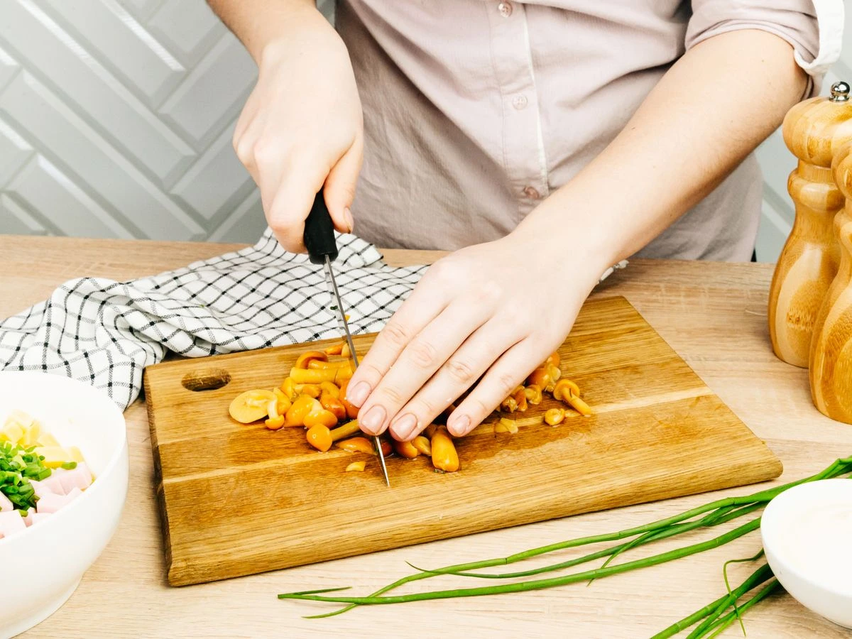 Шаг 7: Салат с ветчиной и маринованными опятами