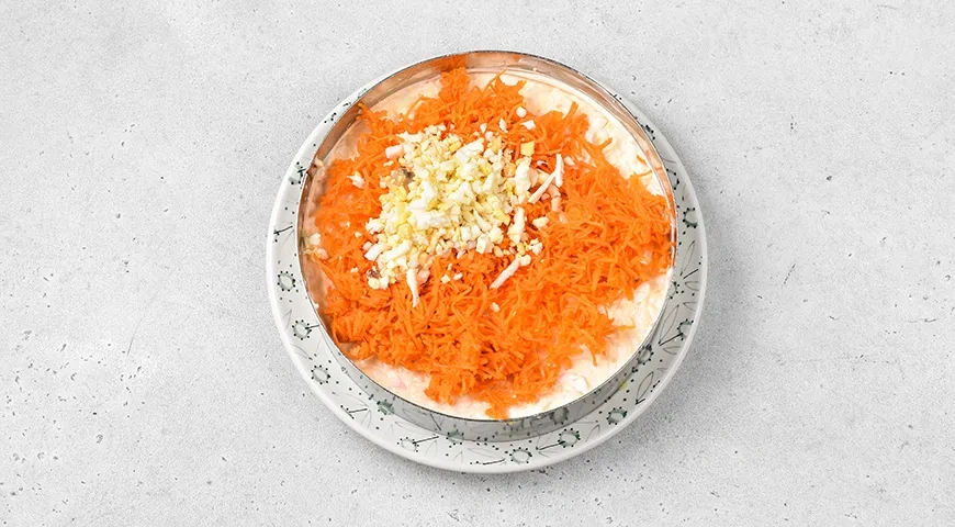 Селедка под шубой с корейской морковкой: шаг 7