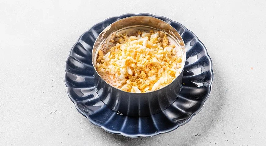 Селедка под шубой с орехами: шаг 7