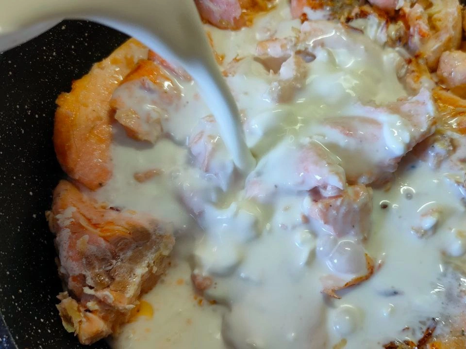 Шаг 7: Семга в сметанном соусе